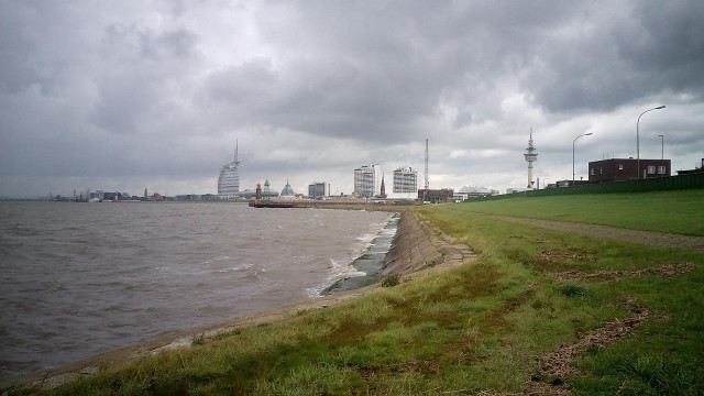 Bremerhaven-Skyline vom Weserdeich aus gesehen