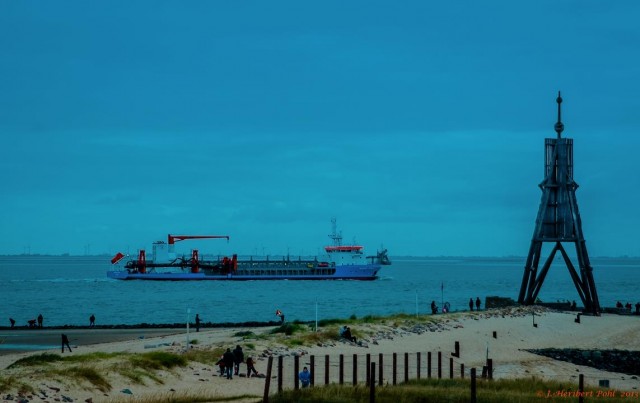 Die kugelbacke in Cuxhaven-Döse ist wohl ein der berümtesten Seezeichen Deutschland. Die Bake wurde 1703 gebaut, ist aus Holz und mus deshalb alle 30 Jahre erneuert werden, Sie steht westlich der Elbmünung in die Nordsee