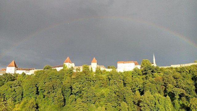 Auf den Regen folgt der Regenbogen. Blick vom Wöhrlsee hinauf zur Burg Burghausen.