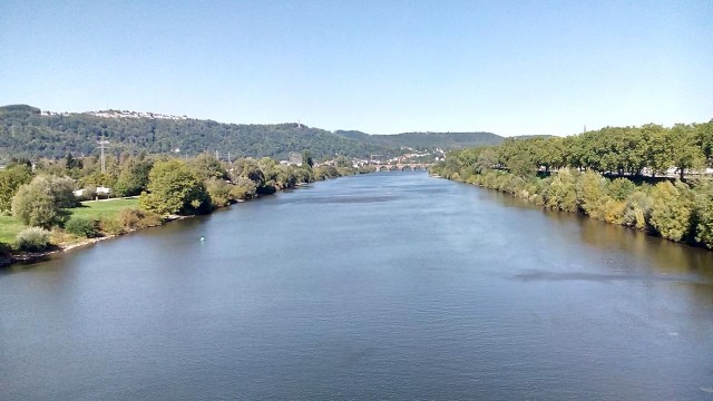 Blick auf die Mosel in Richtung der alten Römerbrücke