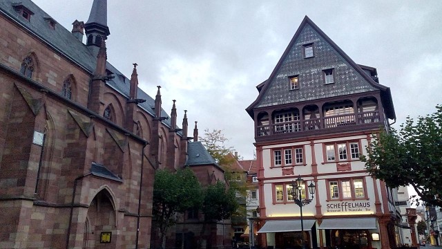 Am Martplatz in der Altstadt von Neustadt a.d.W., direkt neben der Kirche