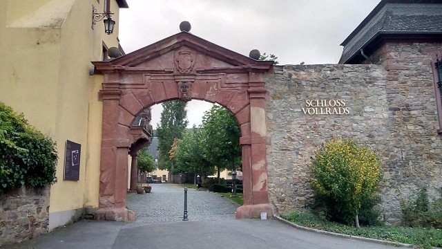Eingang zum Weingut Schloss Vollrads