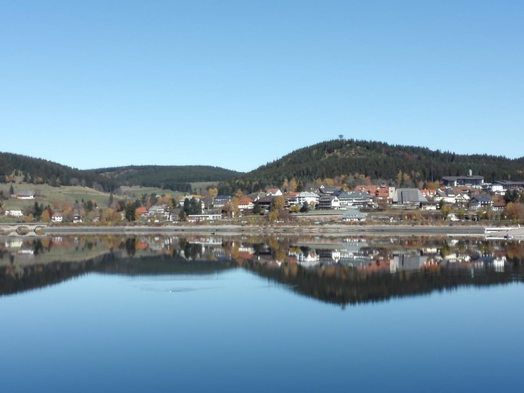 Blick über den See auf den Ort Schluchsee