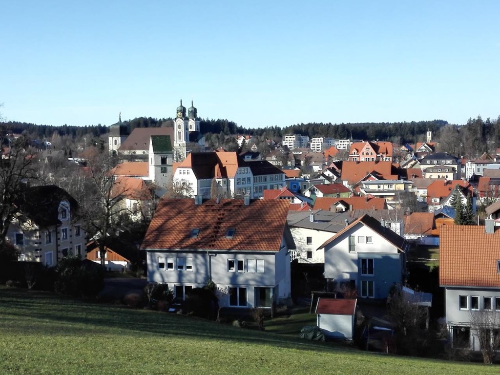 Blick auf Lindenberg mit der Pfarrkirche St. Peter und Paul