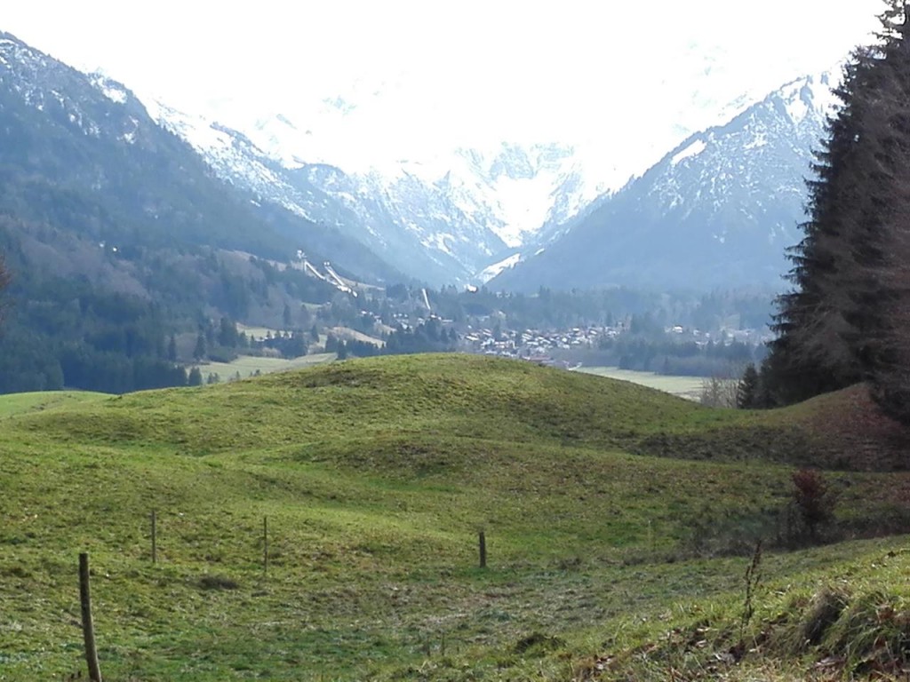 Blick von Rubi hinunter nach Oberstdorf. Links die Skisprungschanzen.