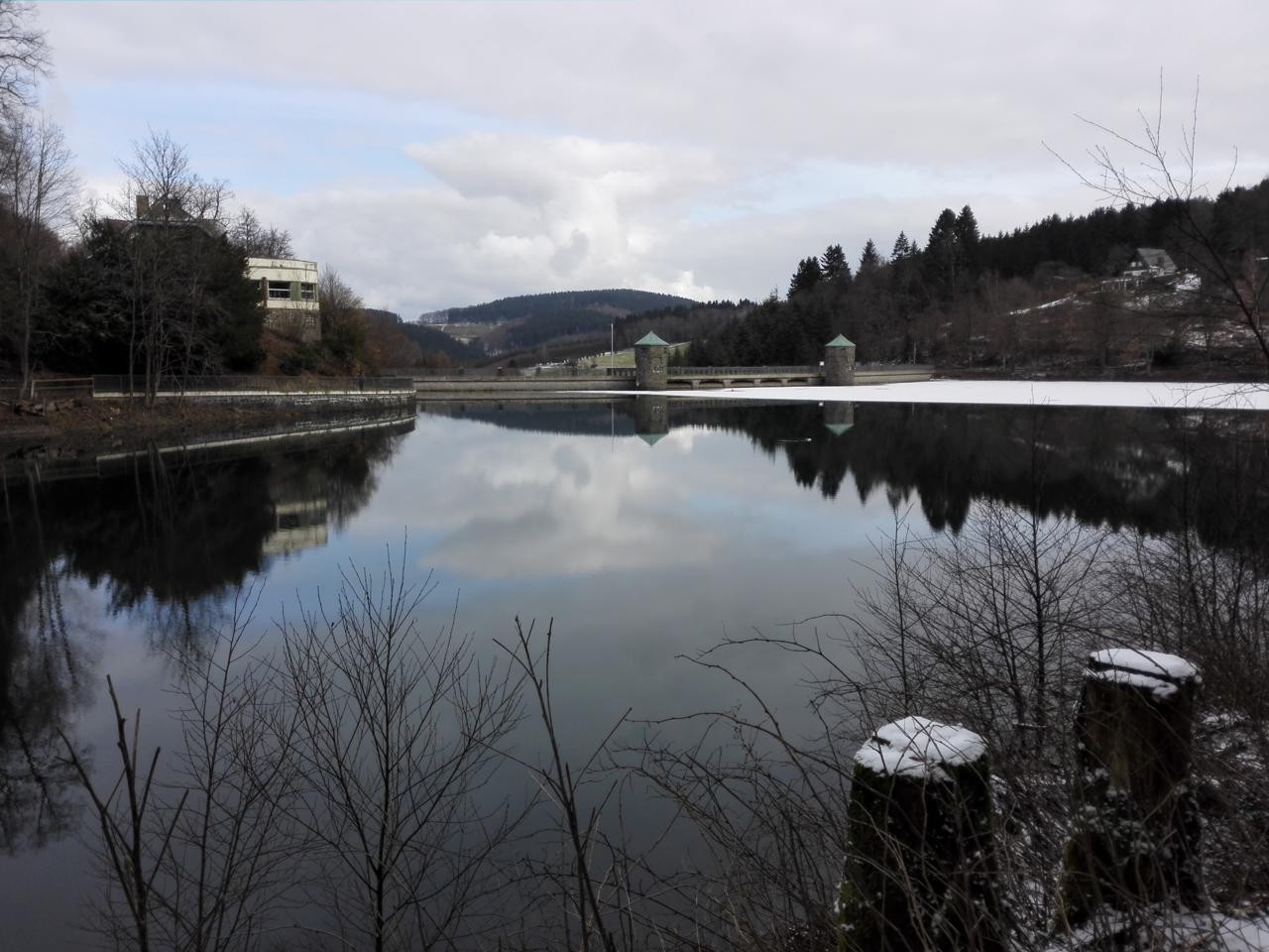 Blick auf die Staumauer der Fürwiggetalsperre