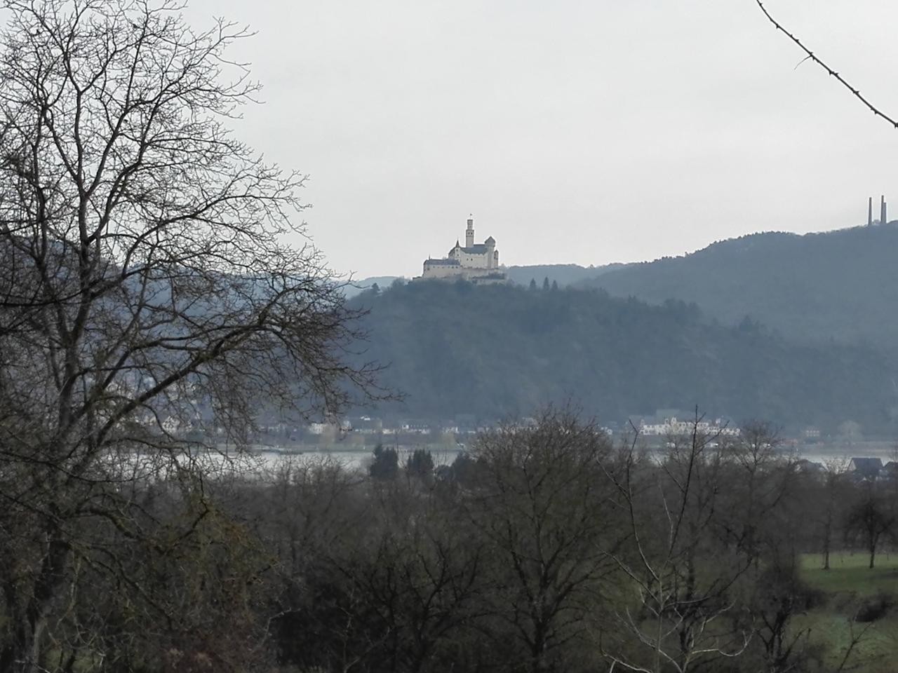 Die Marksburg auf der gegenüberliegenden Rheinseite oberhalb von Braubach