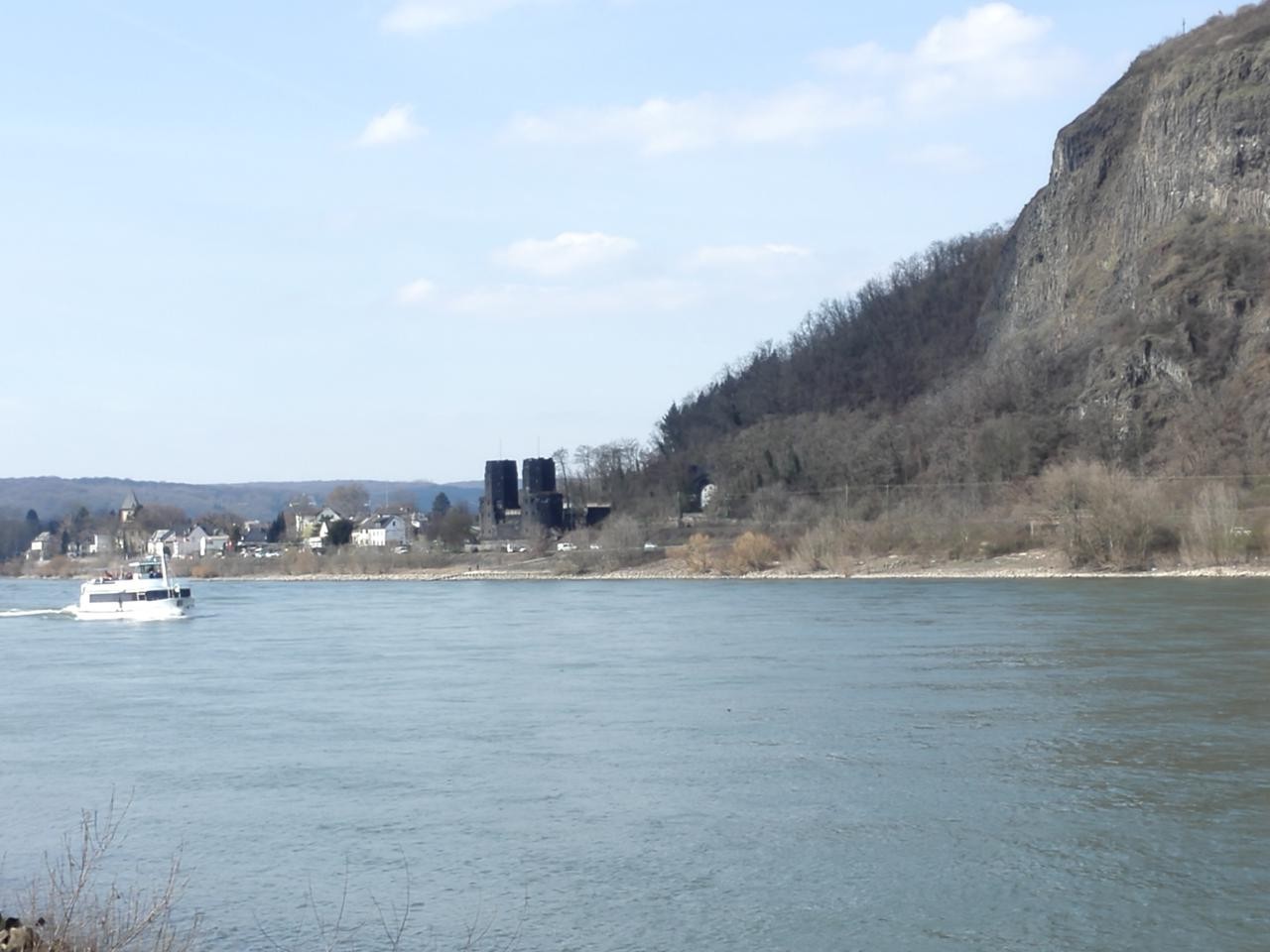 Am anderen Ufer: Die alten Pfeiler der Brücke von Remagen.