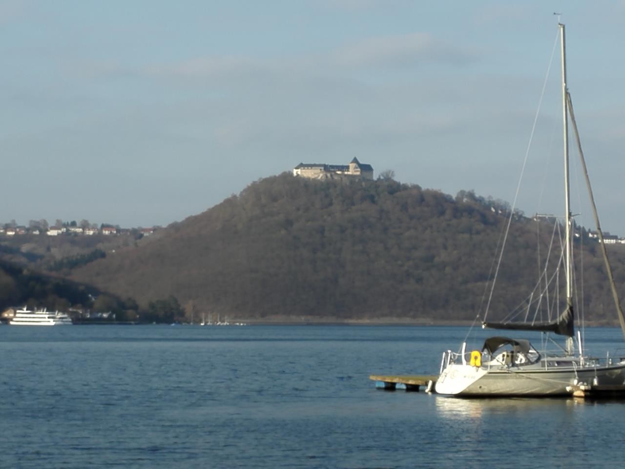 Blick über den Edersee zum Schloss Waldeck