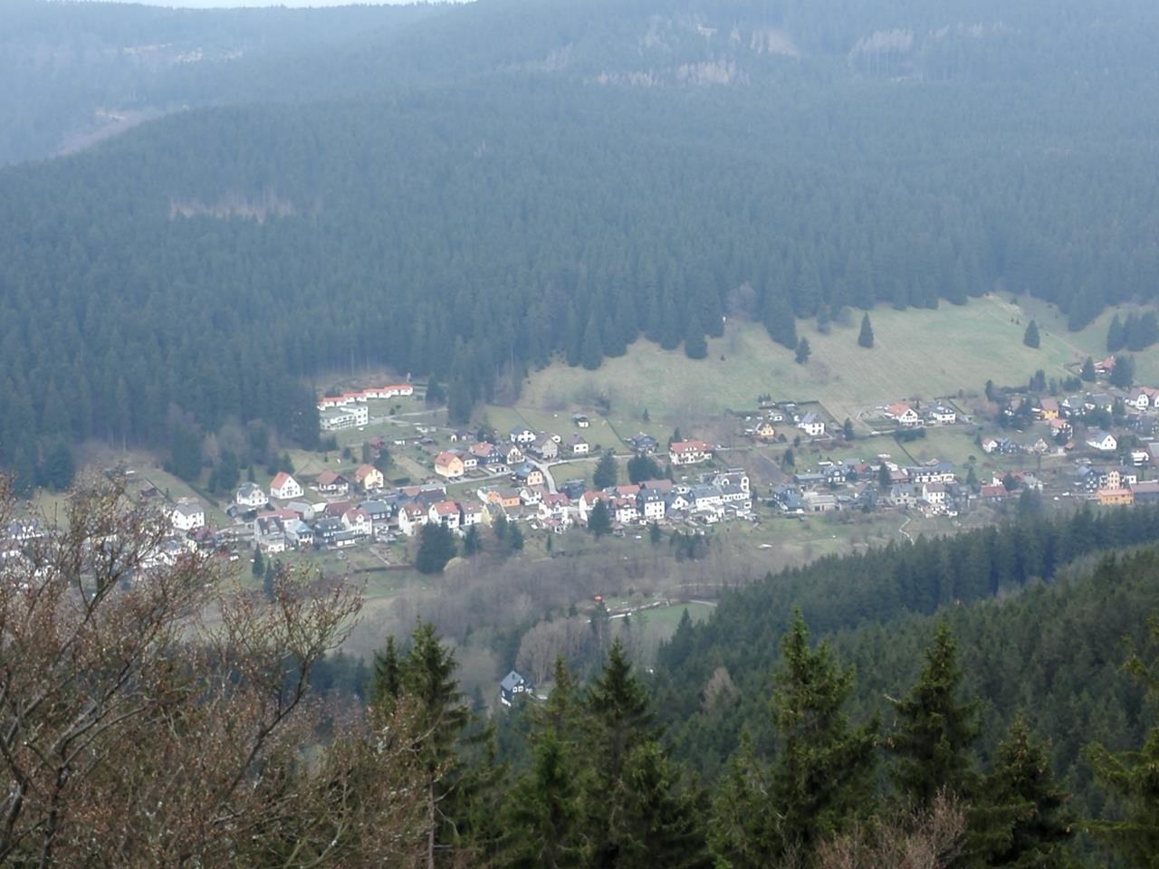 Blick hinunter vom Kickelhahn auf die westlichen Randbezirke von Ilmenau