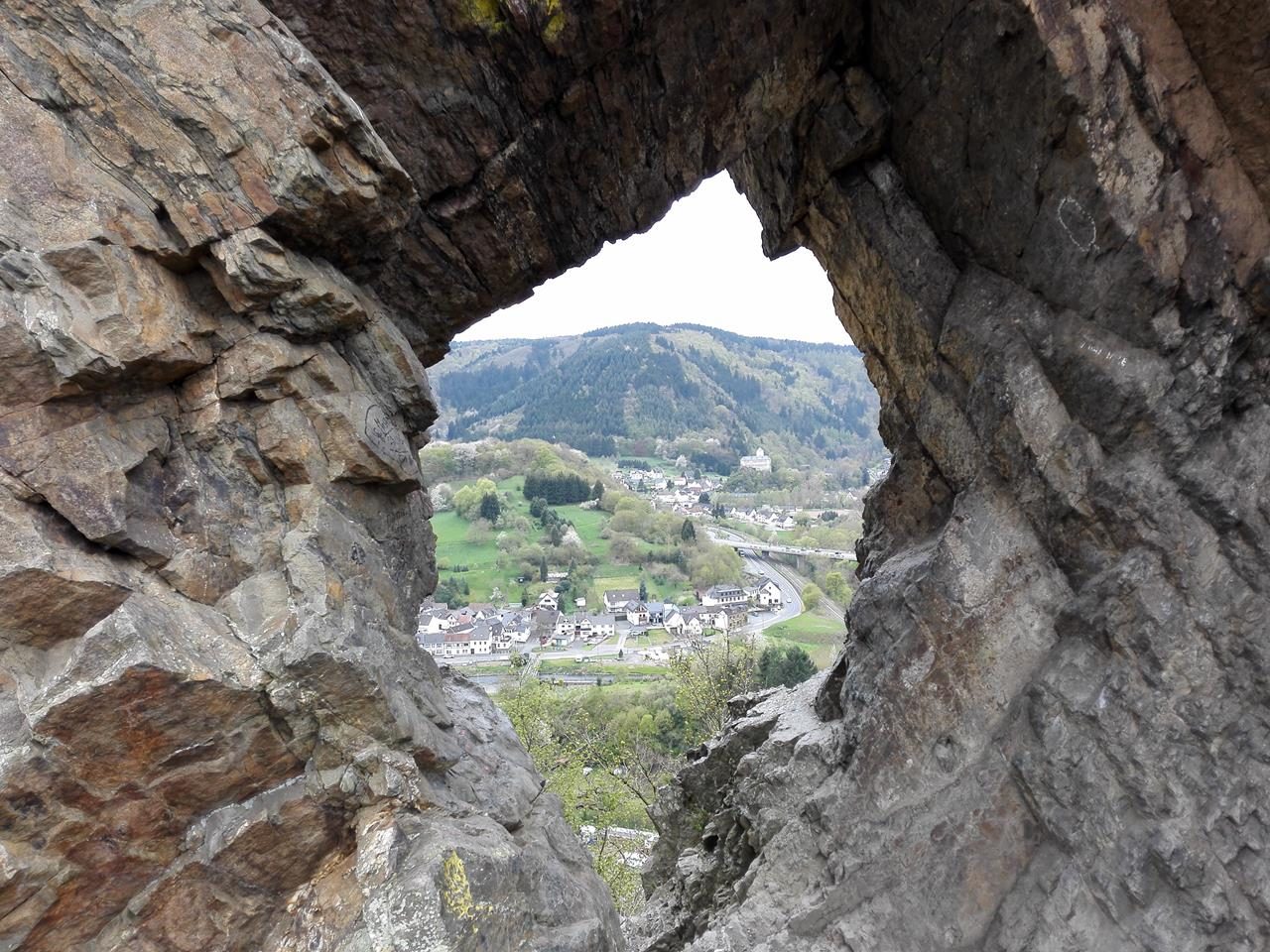 Blick durchs Teufelsloch auf Altenburg an der Ahr