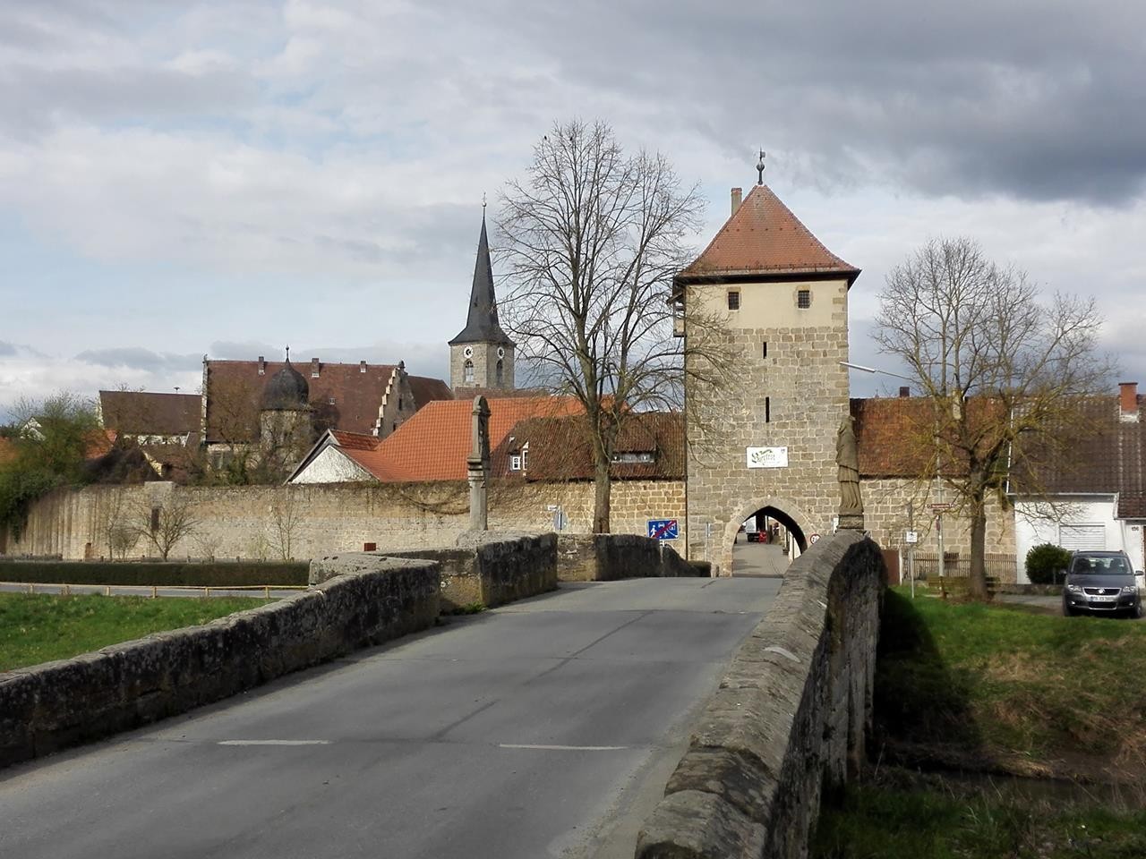 Rothenberger Stadttor an der mittelalterlichen Brücke über die Rodach