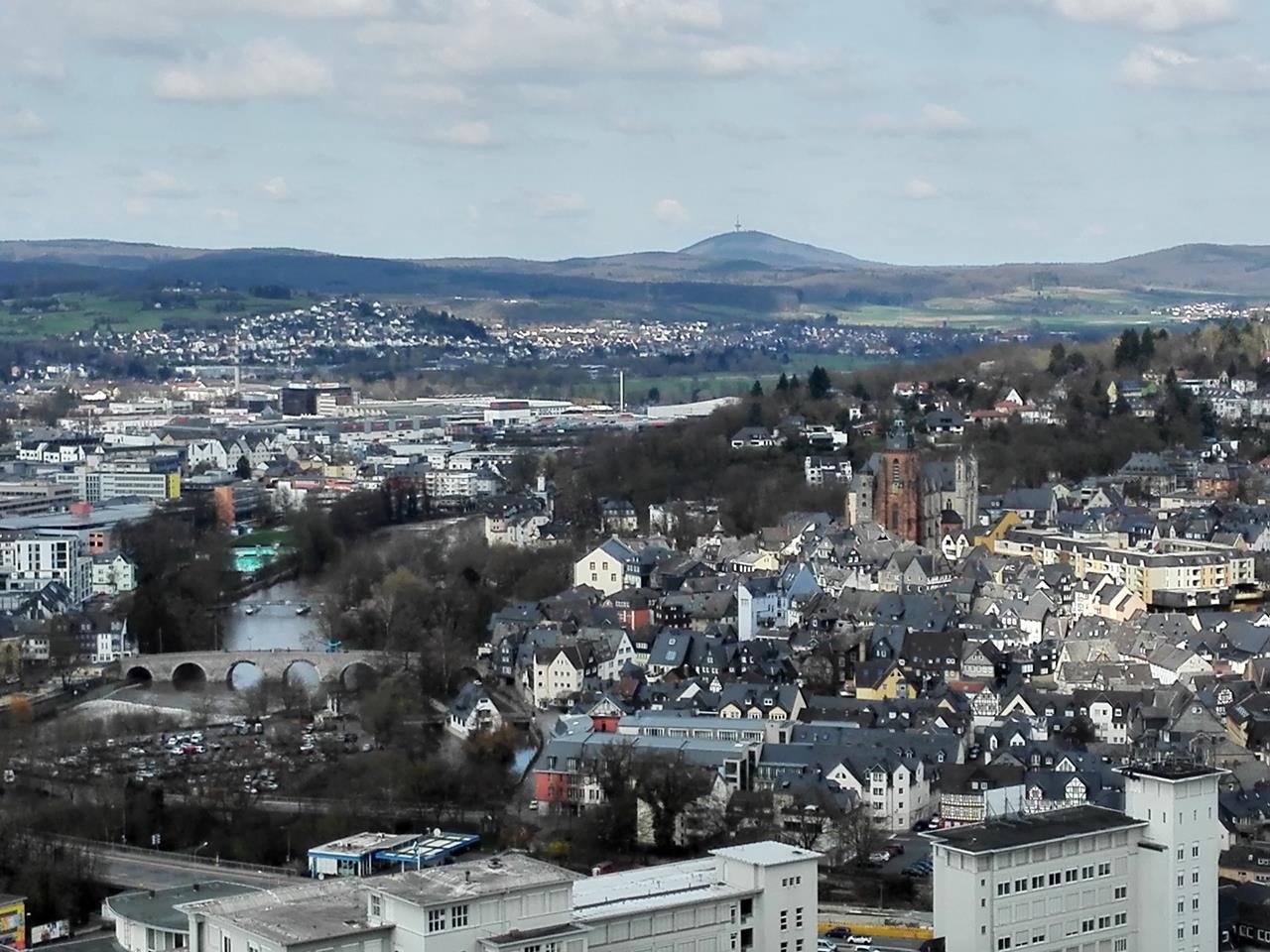 Blick von der Ruine Kalsmint hinunter auf Wetzlar