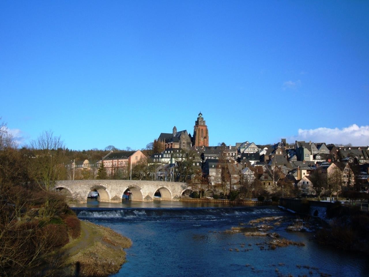 Blick über die Lahn zur alten Lahnbrücke und zum Dom (Foto: Crusto)