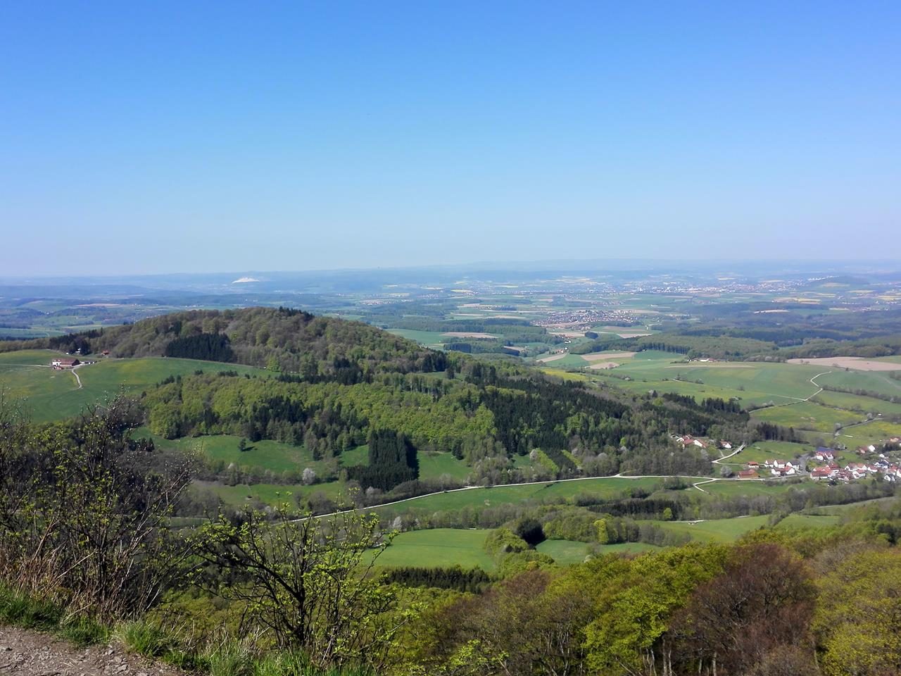 Blick über die Rhön. Im Hinterrund der weiße Kaliberg "Monte Kali" bei Heringen an der Werra