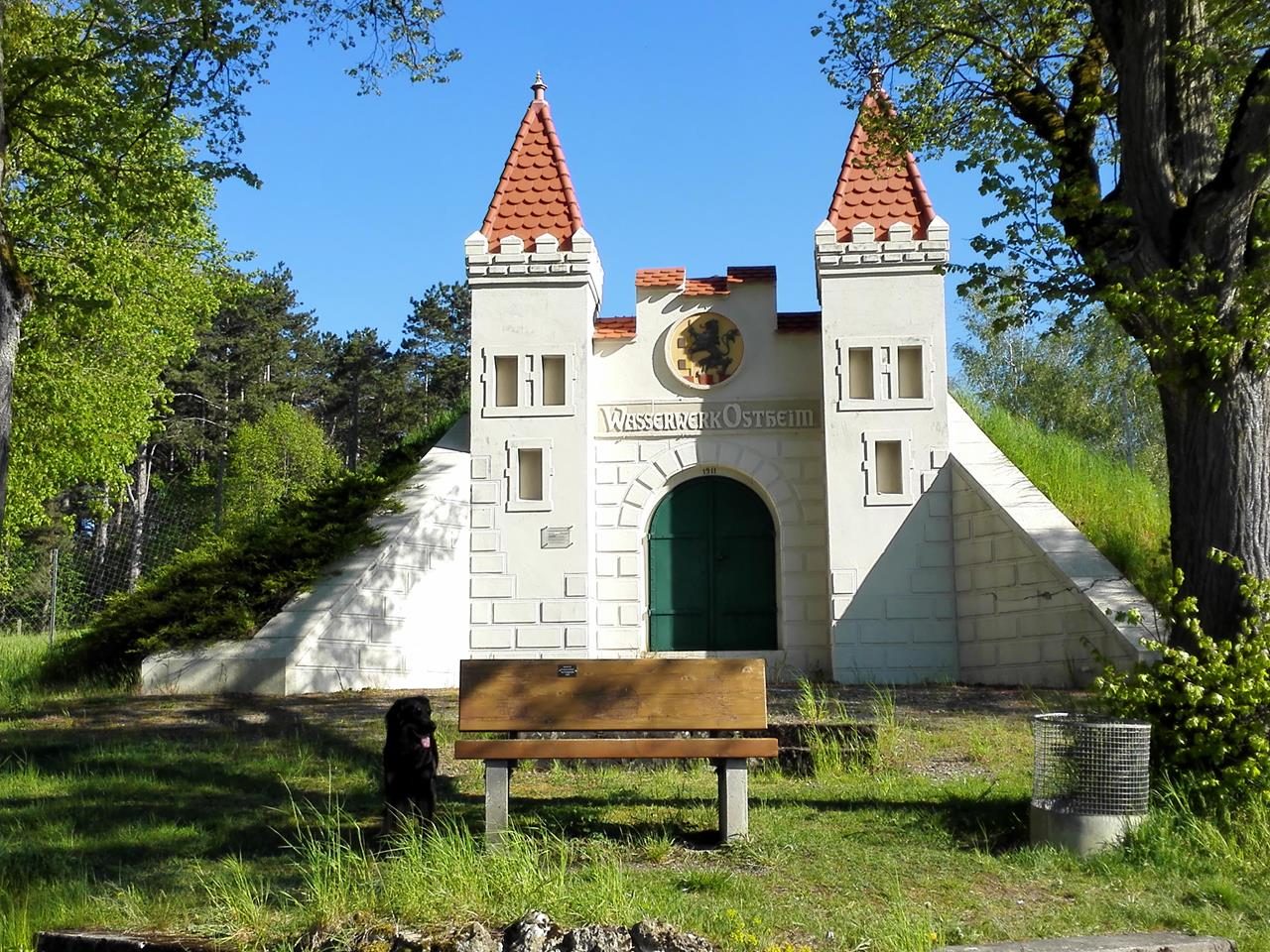 Nein, das ist nicht die Lichtenburg, sondern der Zugang zum Wasserwerk von Ostheim