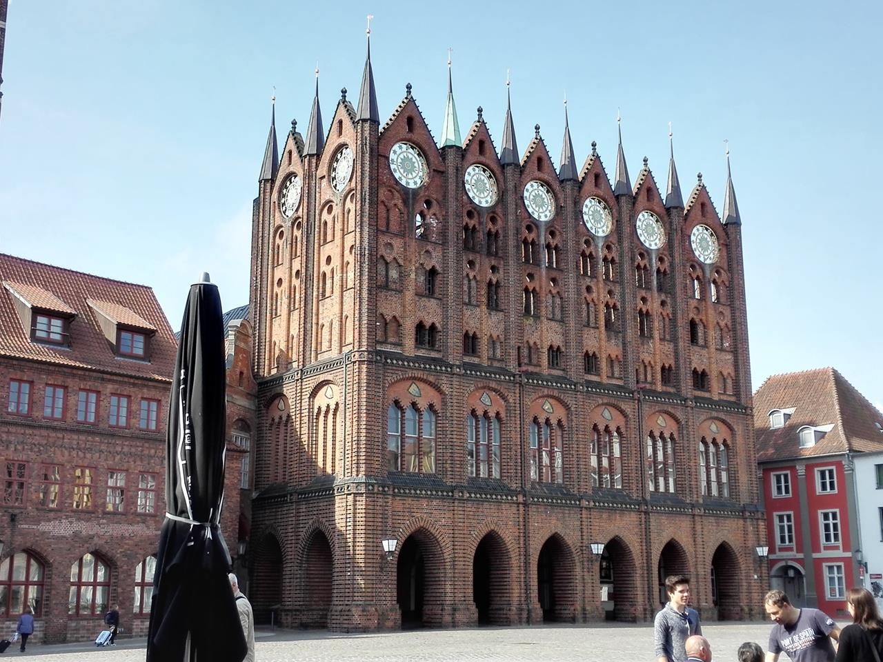 Die beräühmte Fassade des Rathauses am Alten Markt