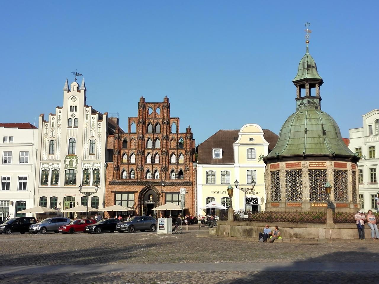 Die "Wasserkunst" am Marktplatz, das Wahrzeichen von Wismar