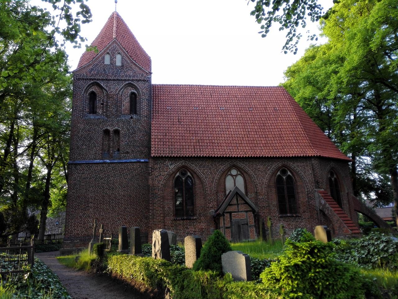 Die Pfarrkirche des Dorfes Mecklenburg aus dem 14. Jahrhundert