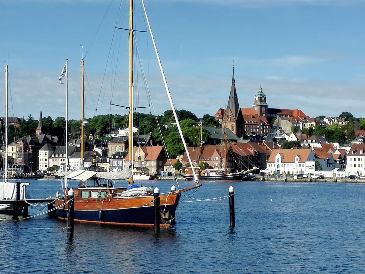 Blick über den Hafen zur Altstadt von Flensburg