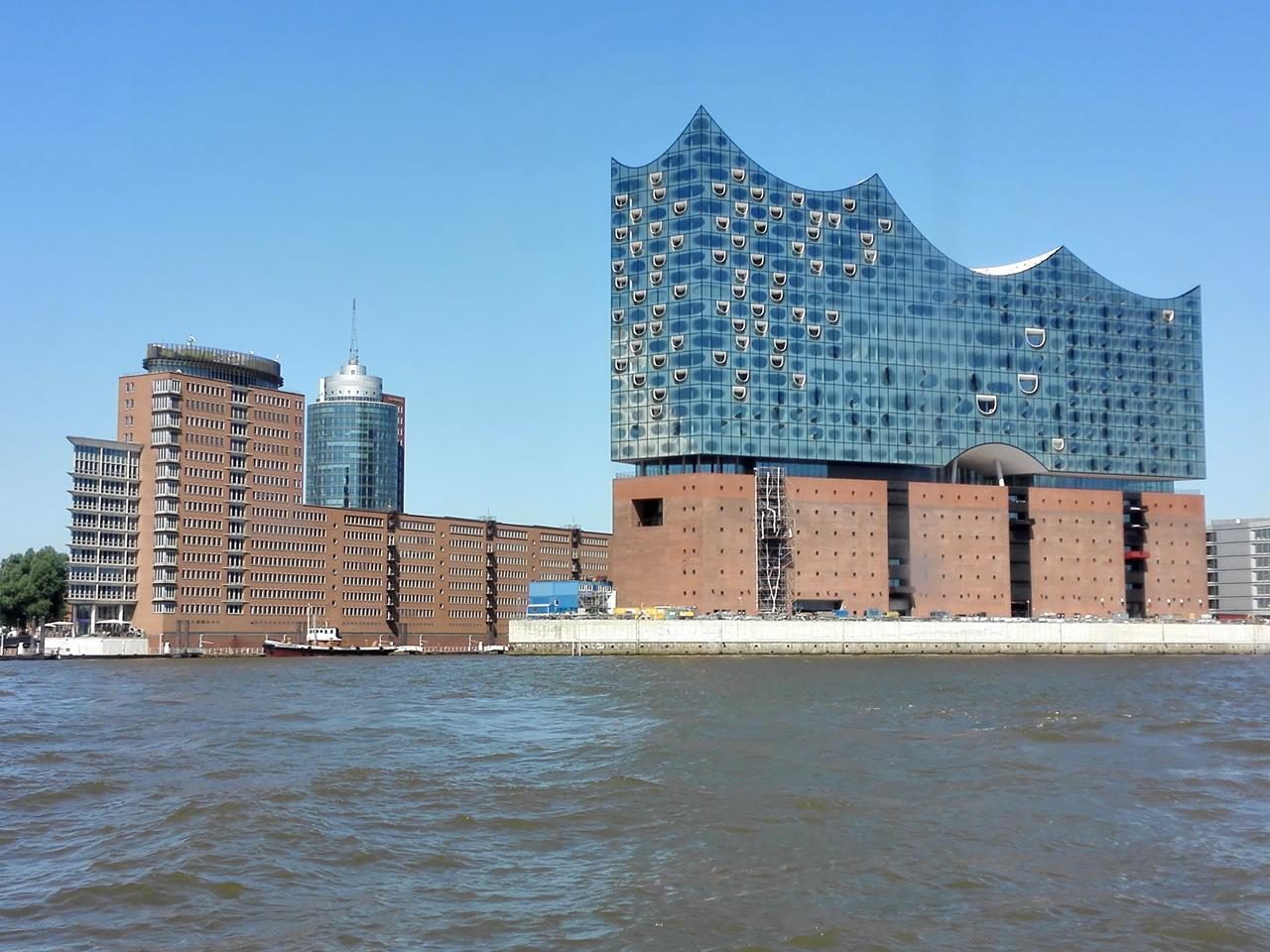 Die neue Elbphilharmonie vom Wasser aus gesehen