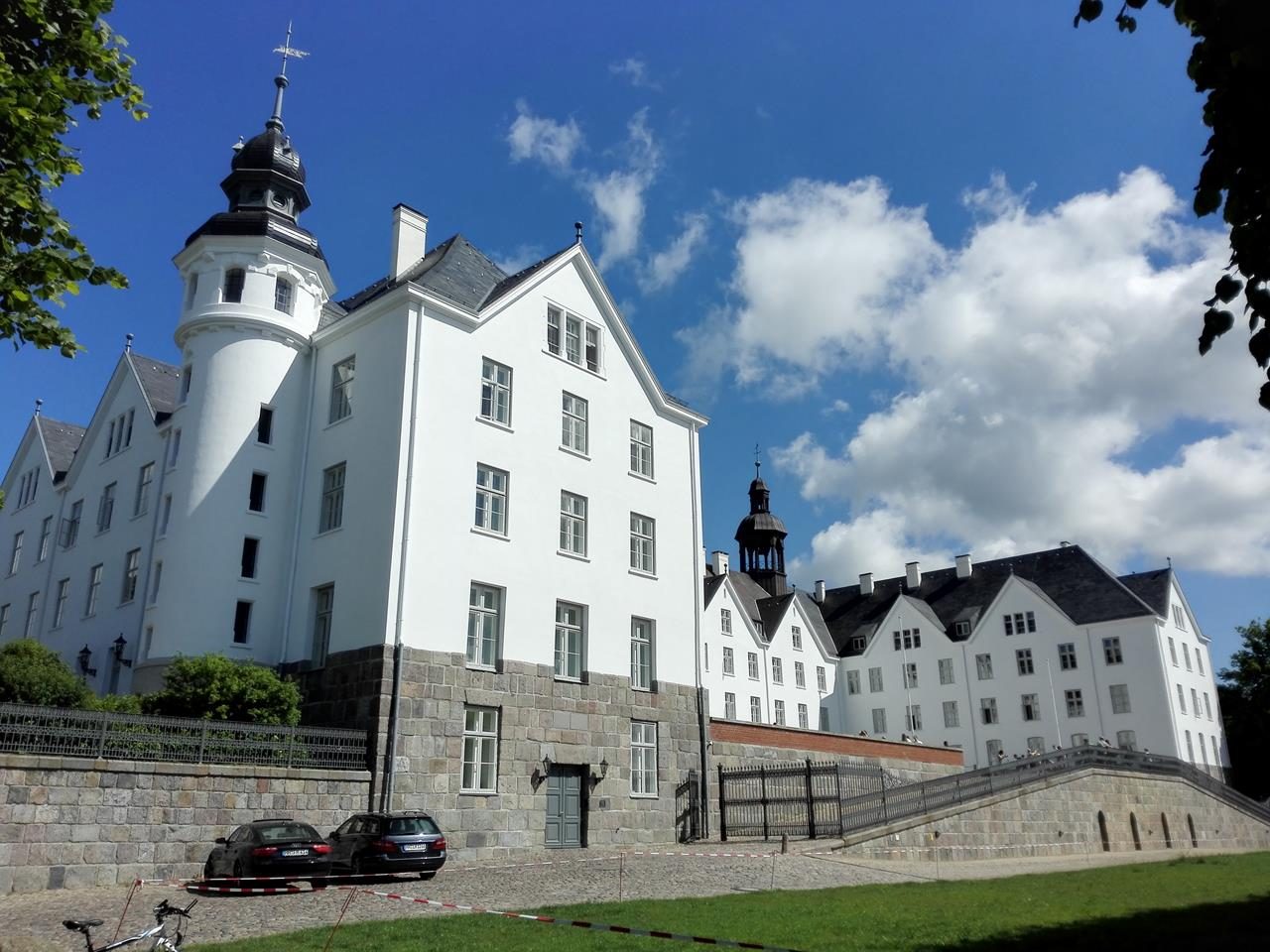 Das Plöner Schloss auf einem Hügel oberhalb des Großen Plöner Sees