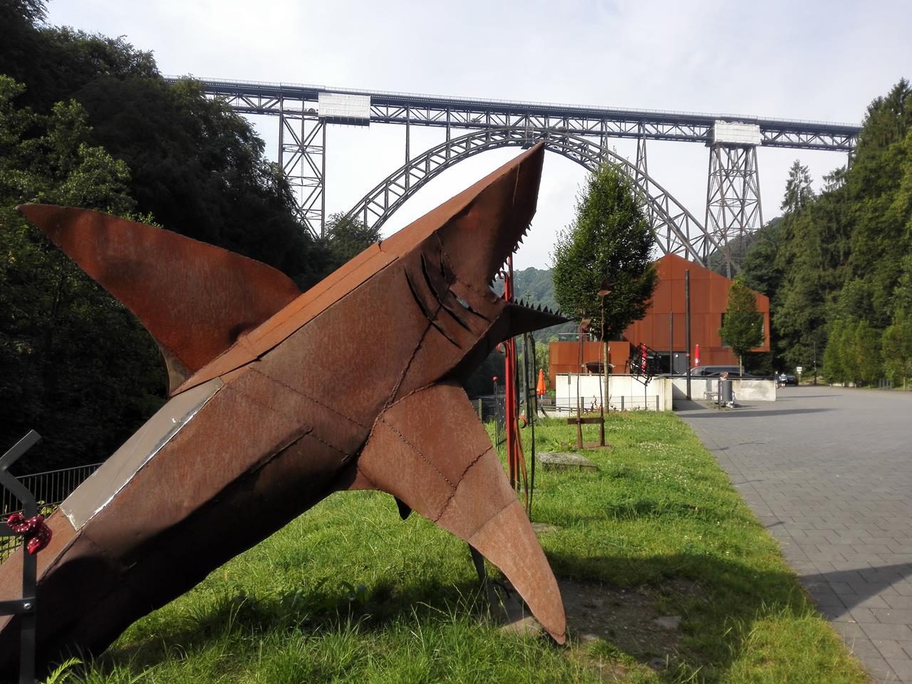 Ausstellungsstück an der Kunstschmiede neben der Müngstener Brücke