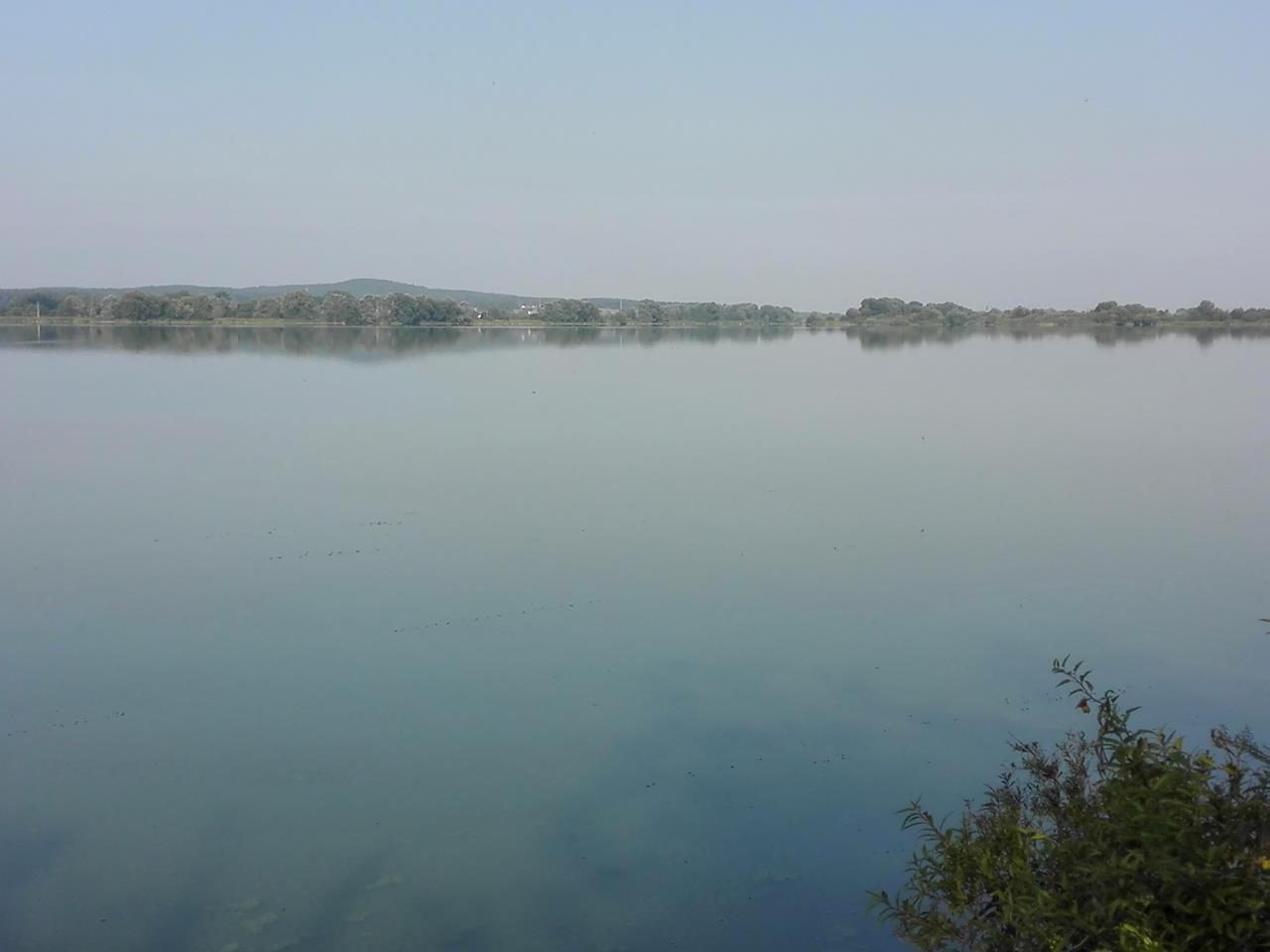 Still liegt der schöne Altmühlsee am frühen Morgen da