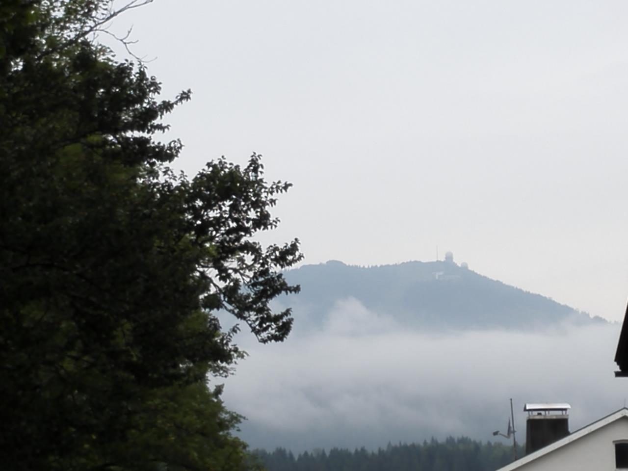 Der Große Arber im NebeGut zu erkennen sind die beiden Radomen auf dem Gipfel.