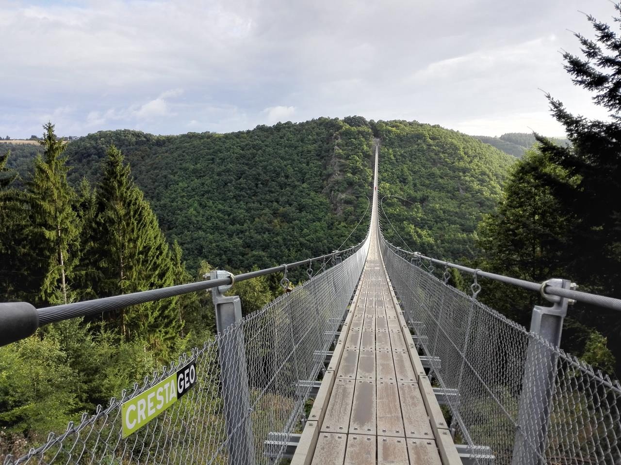 Früh am Morgen liegt sie noch einsam da, die Hängeseilbrücke Geierla