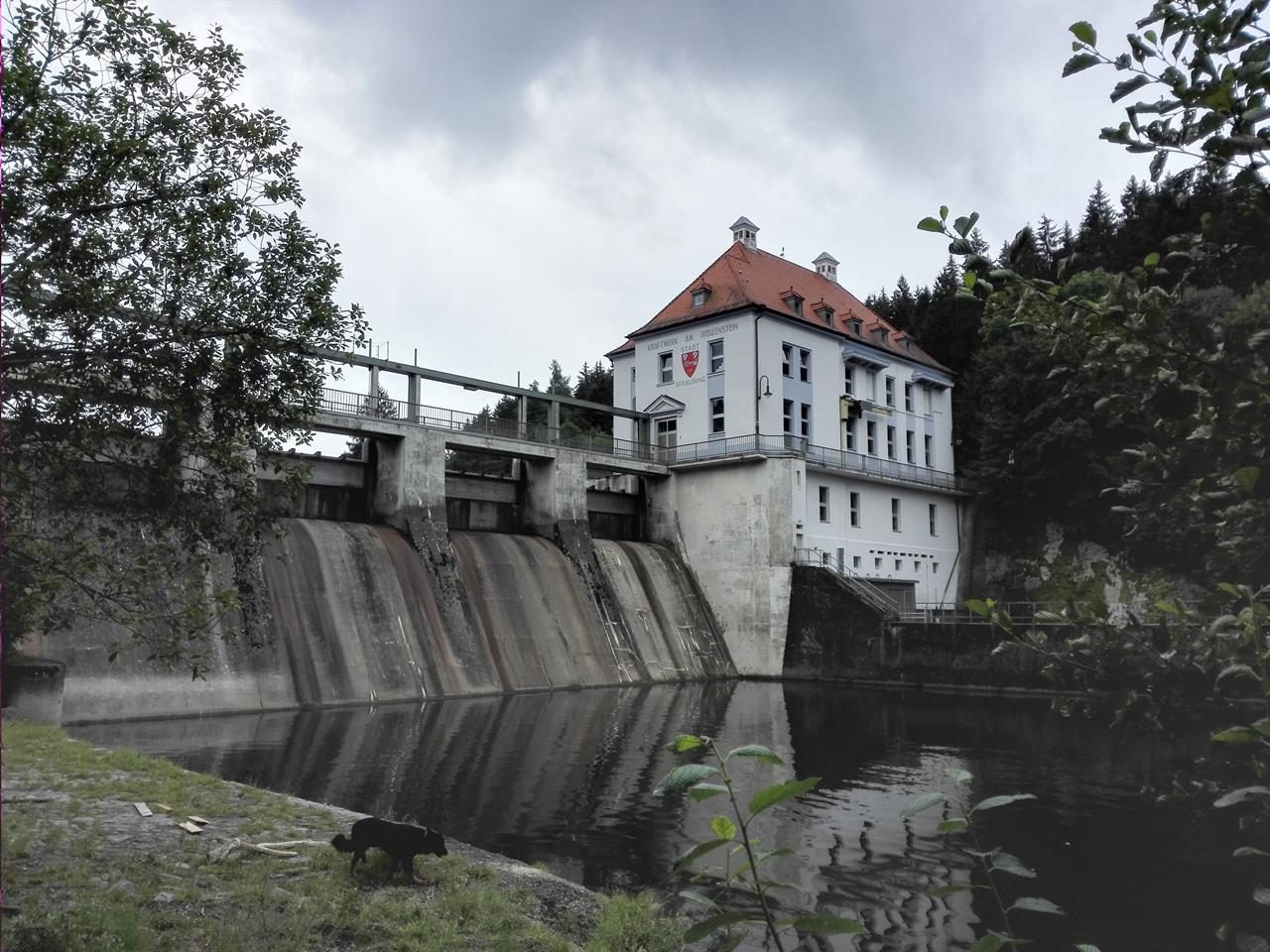 Das Wasserkraftwerk am Höllensteinsee