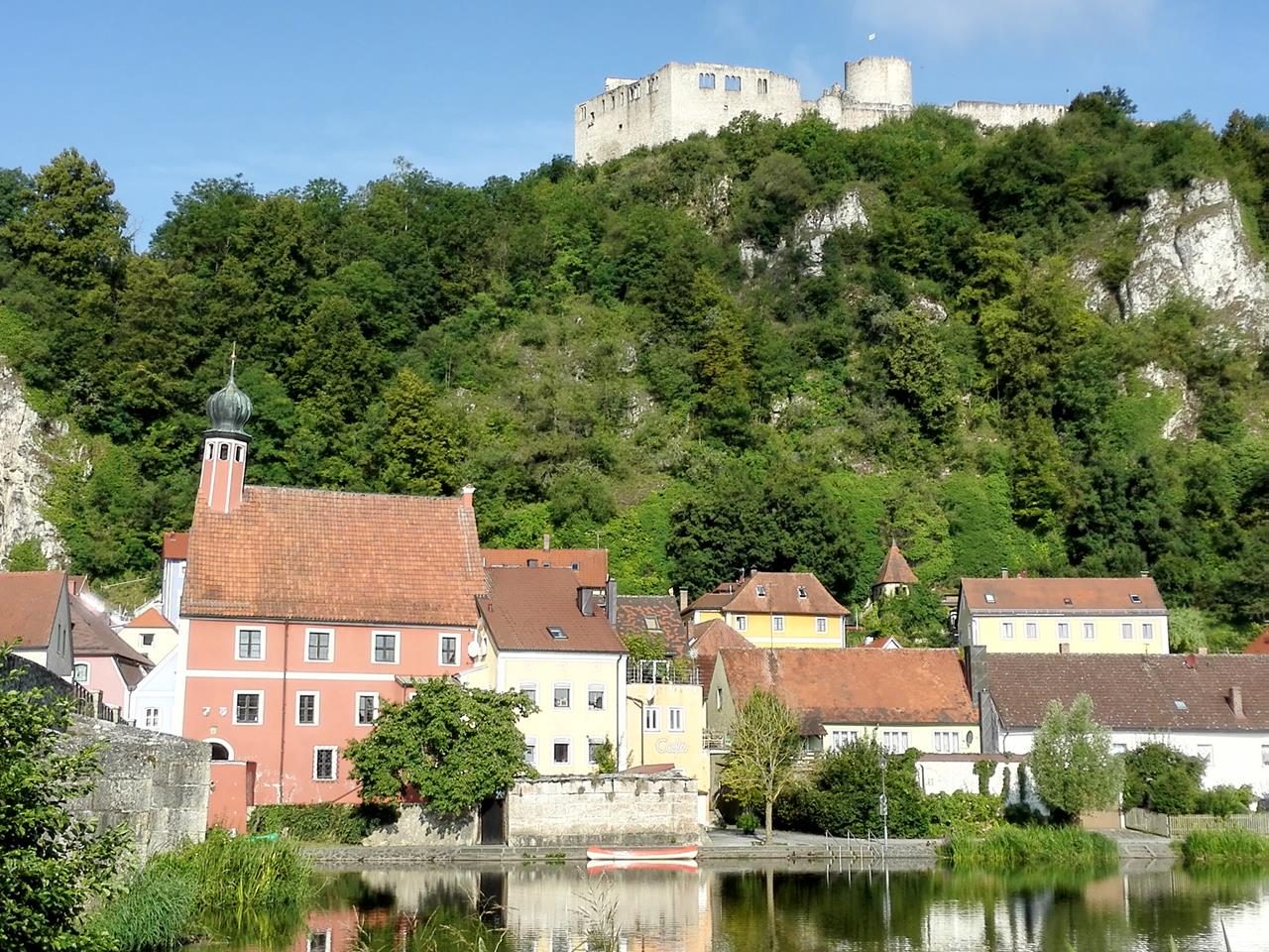 Blick über die Naab nach Kallmünz und hinauf zur Burg