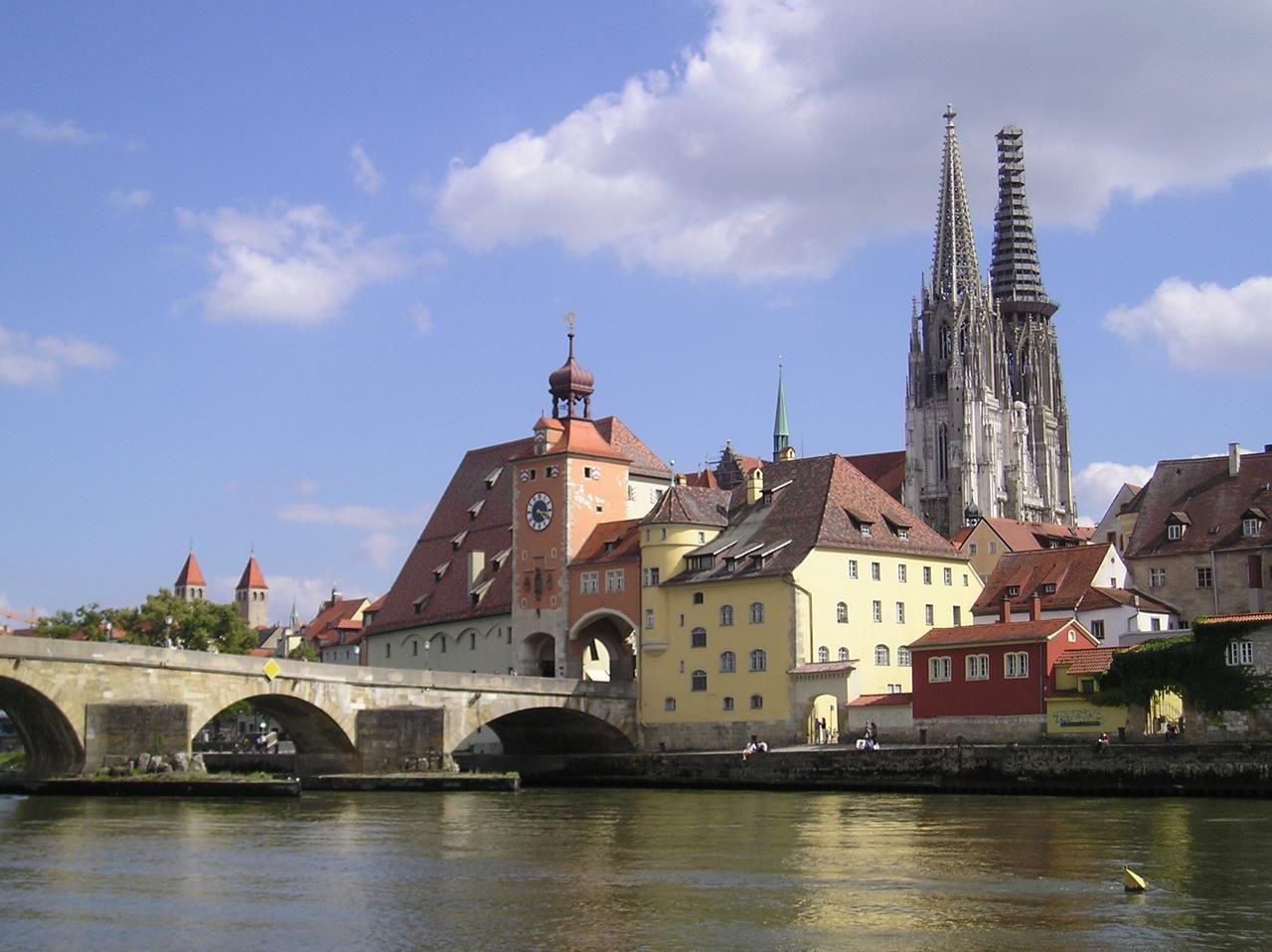 Blick über die Donau zur steinernen Brücke und Altstadt (Foto HH58)