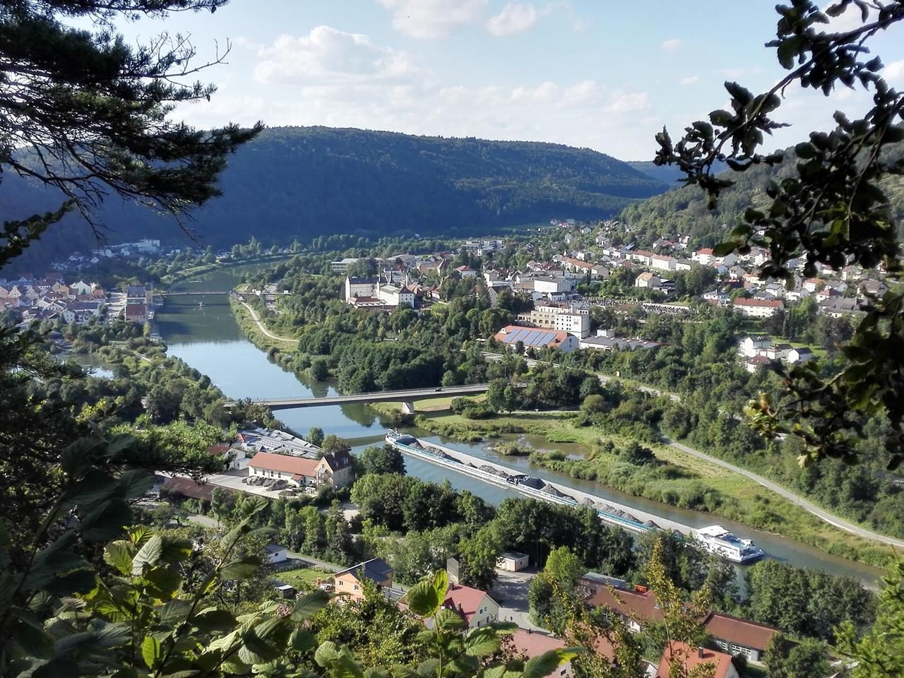 Blick vom Panoramasteig hinunter nach Riedenburg und zum Rhein-Main-Donau-Kanal