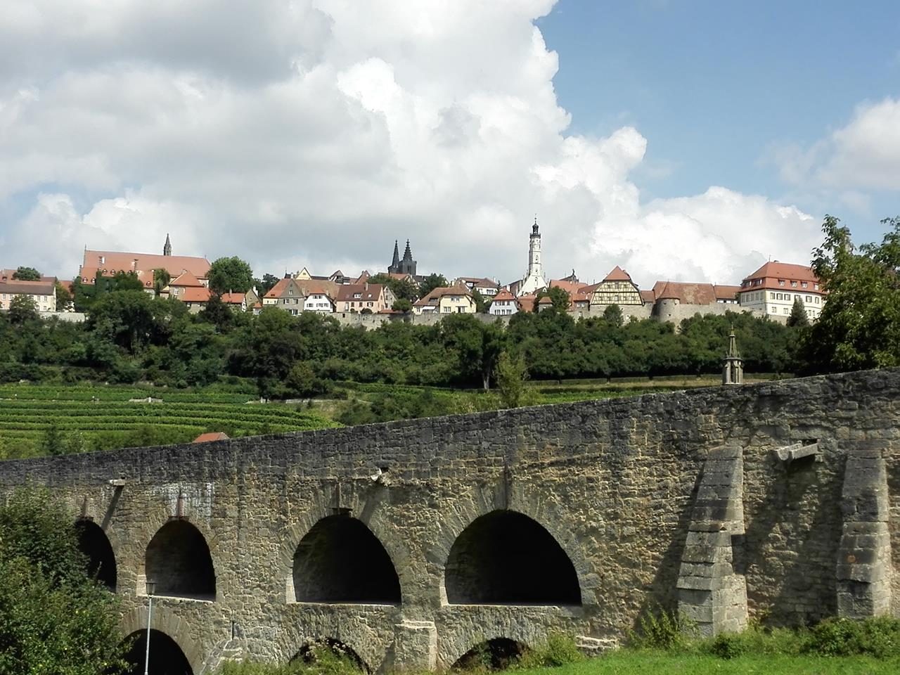 Blick von der alten Tauberbrücke hinauf nach Rothenburg ob der Tauber