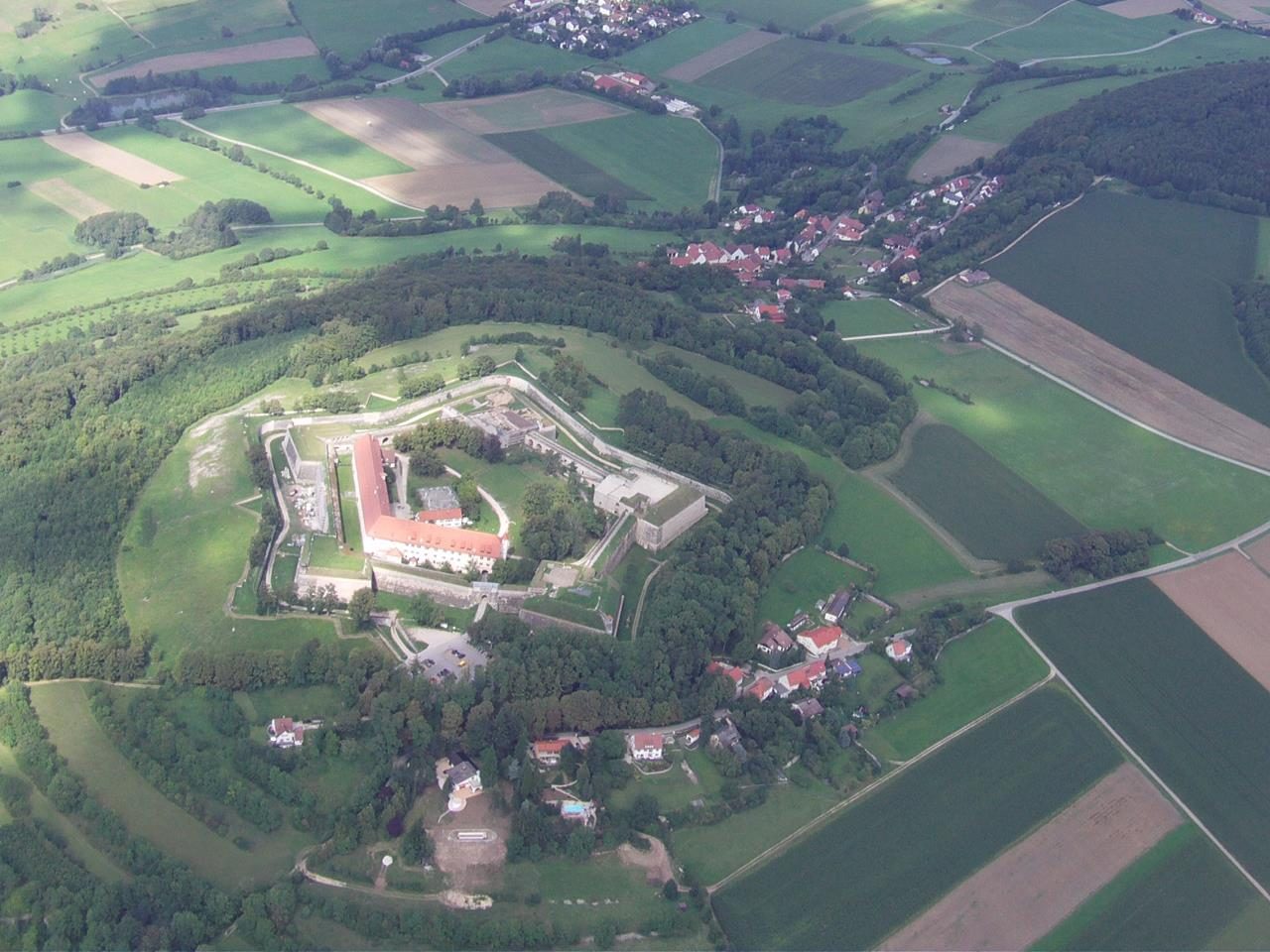Luftbild der Wüözburg auf dem Wülzberg bei Weißenburg in Bayern (Foto Myratz)