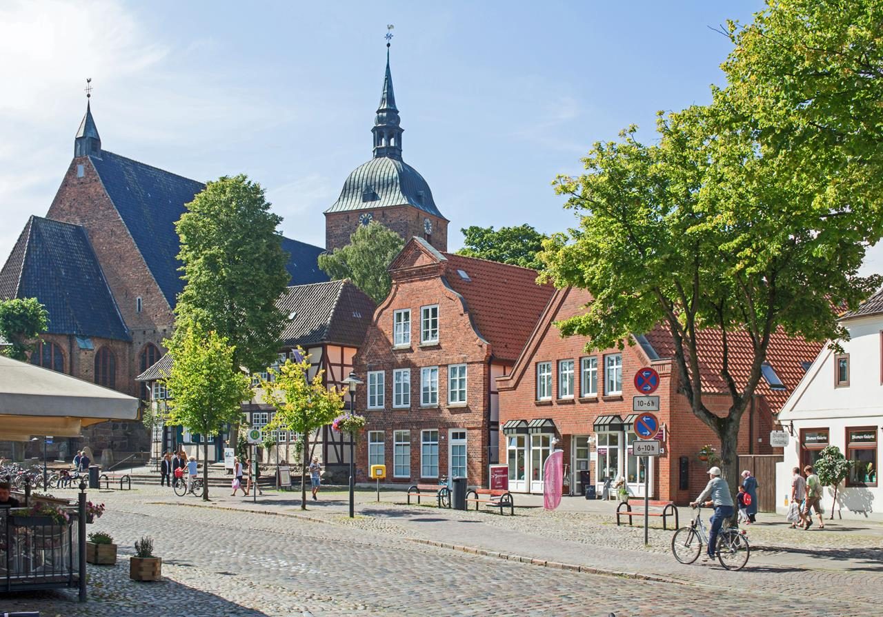 Breite Straße mit Cafes und Geschäften (Foto Nordenfan)