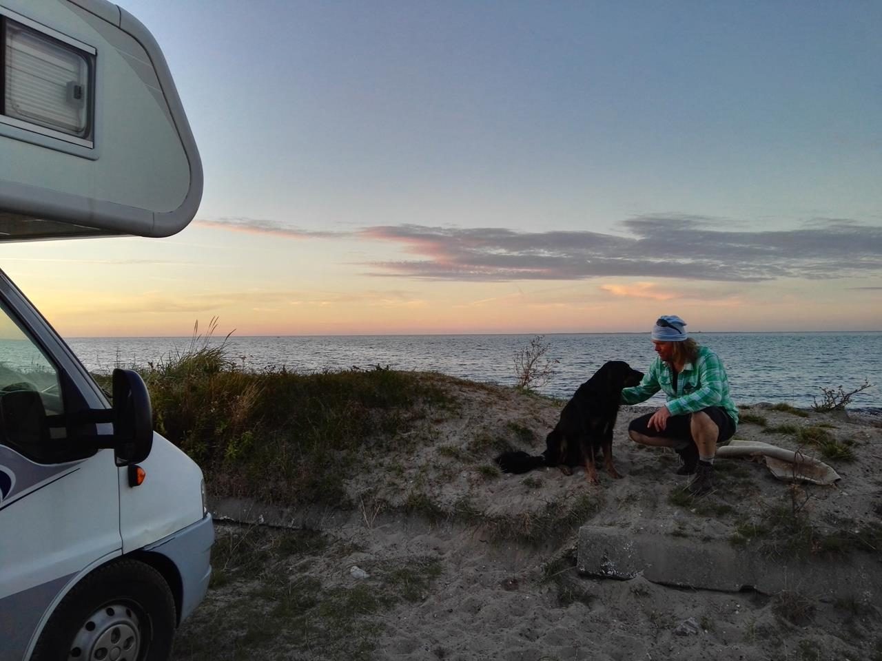 Abends auf dem Stellplatz direkt am Meer