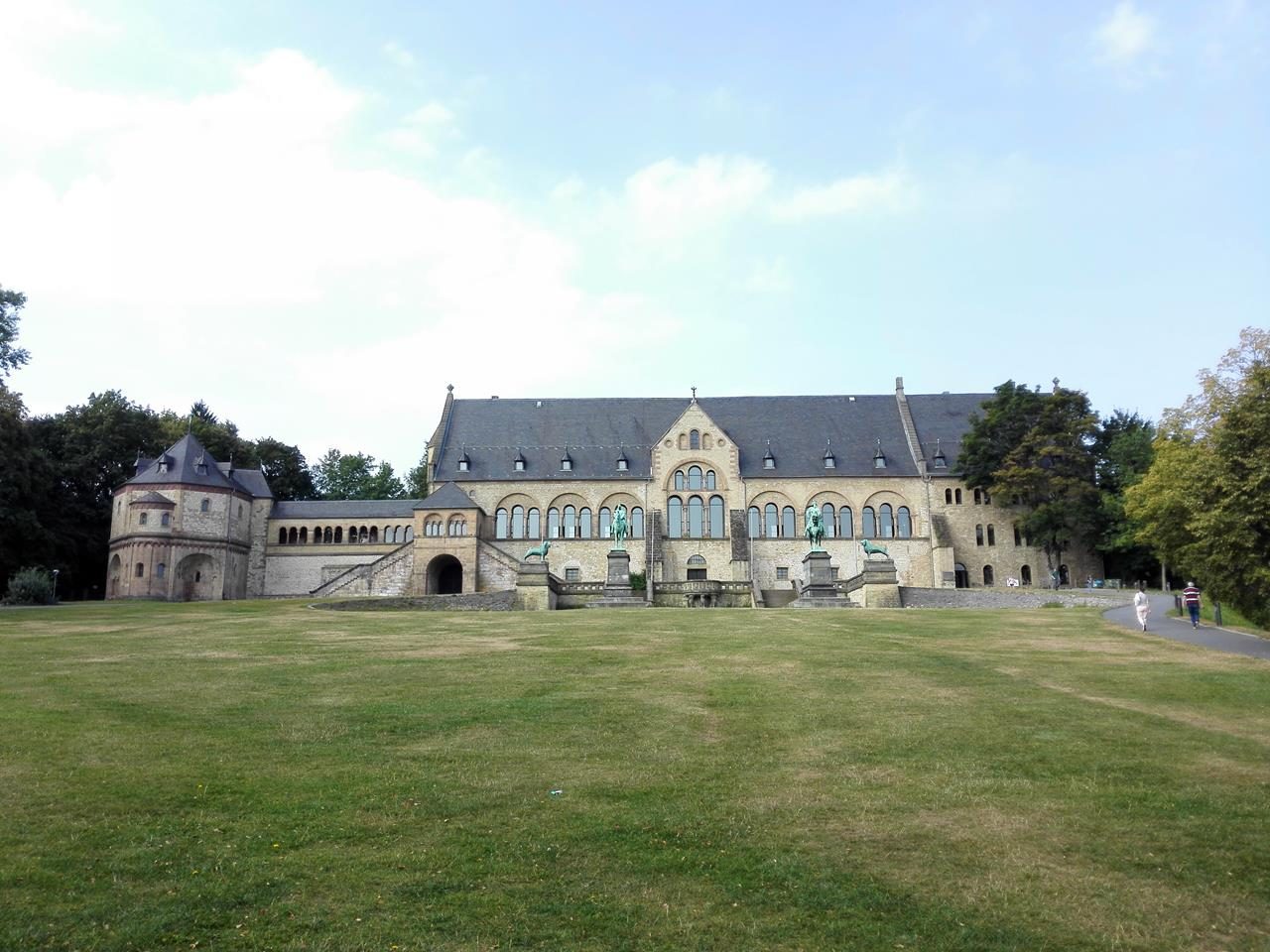 Die wiederaufgebaute Kaiserpfalz am Rande der Altstadt