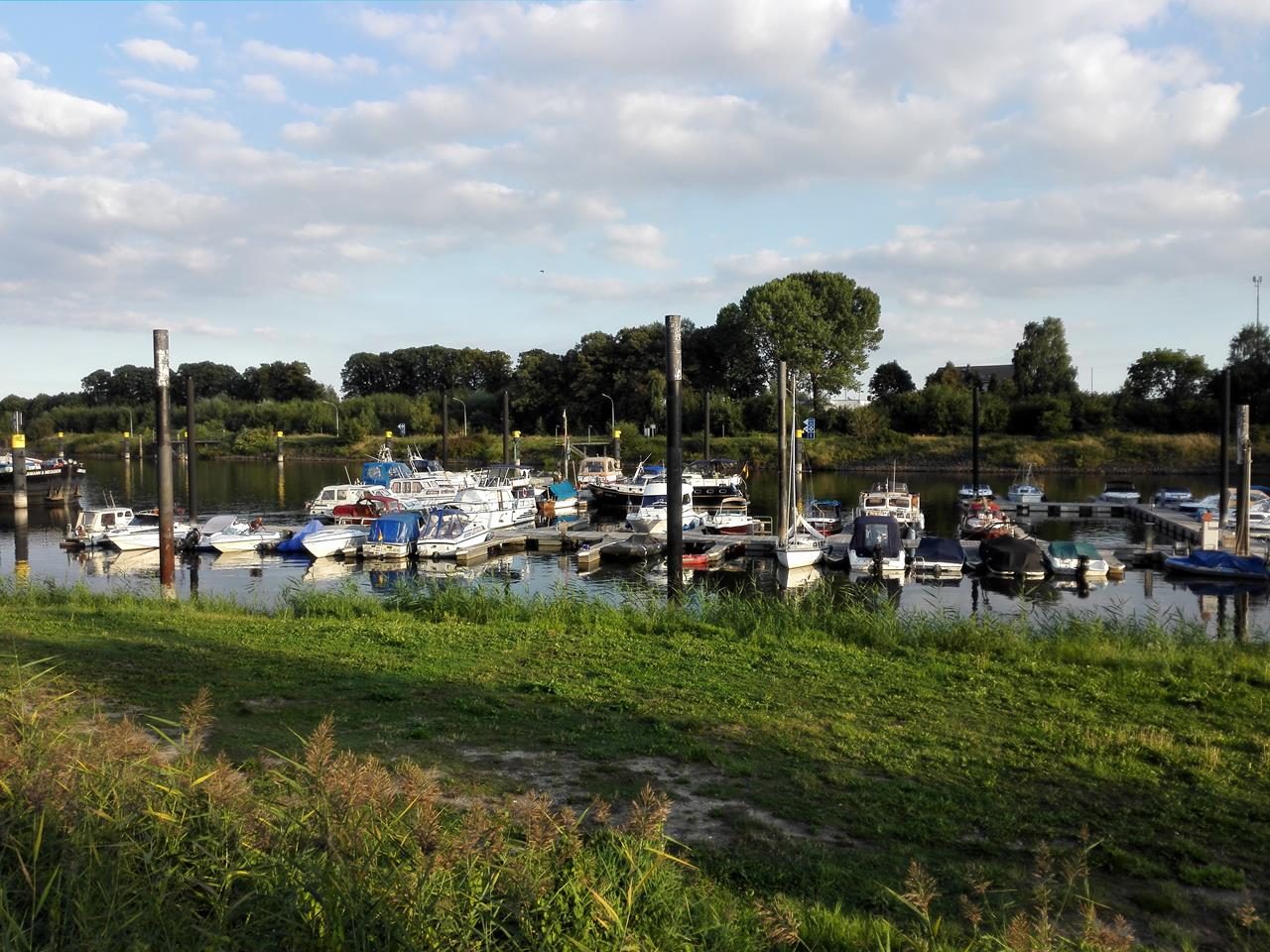 Blick vom Womo in den Sporthafen von Lauenburg