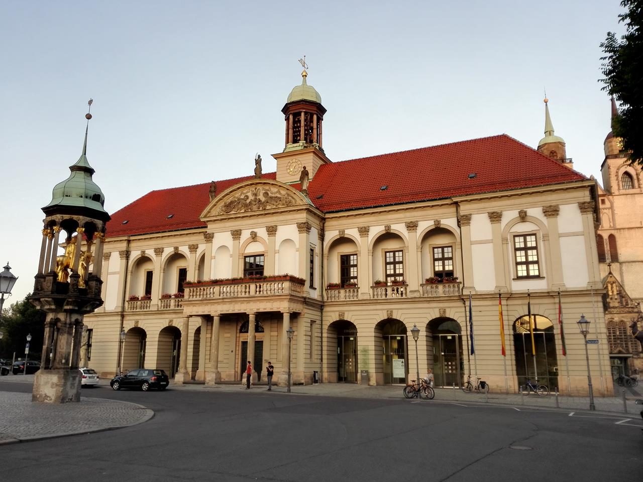Das Alte Rathaus am Marktplatz, davor der "Goldene Reiter"
