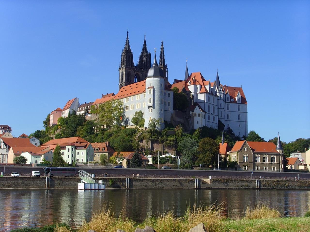 Burgberg mit Albrechtsburg und Dom von der Elbe aus gesehen (Foto Leander Wattig)