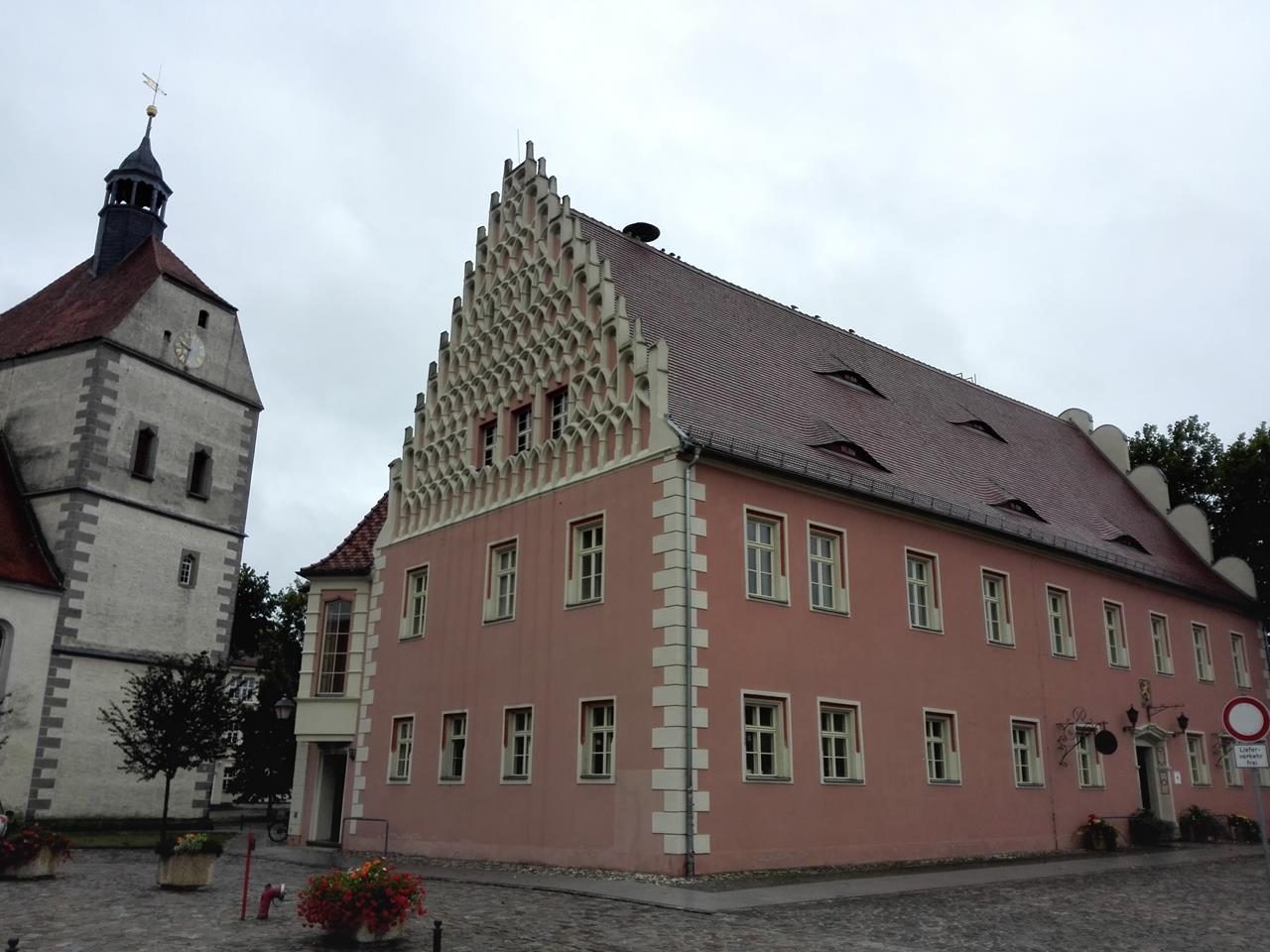 Das Rathaus von Mühlberg eben der Frauenkirche
