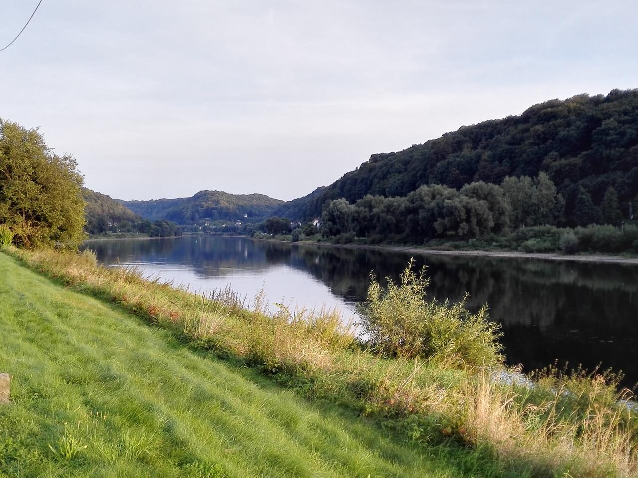 Hier bricht die Elbe durch das Elbsandsteingebirge, dahiner weitet sich das Tal Richtung Dresden