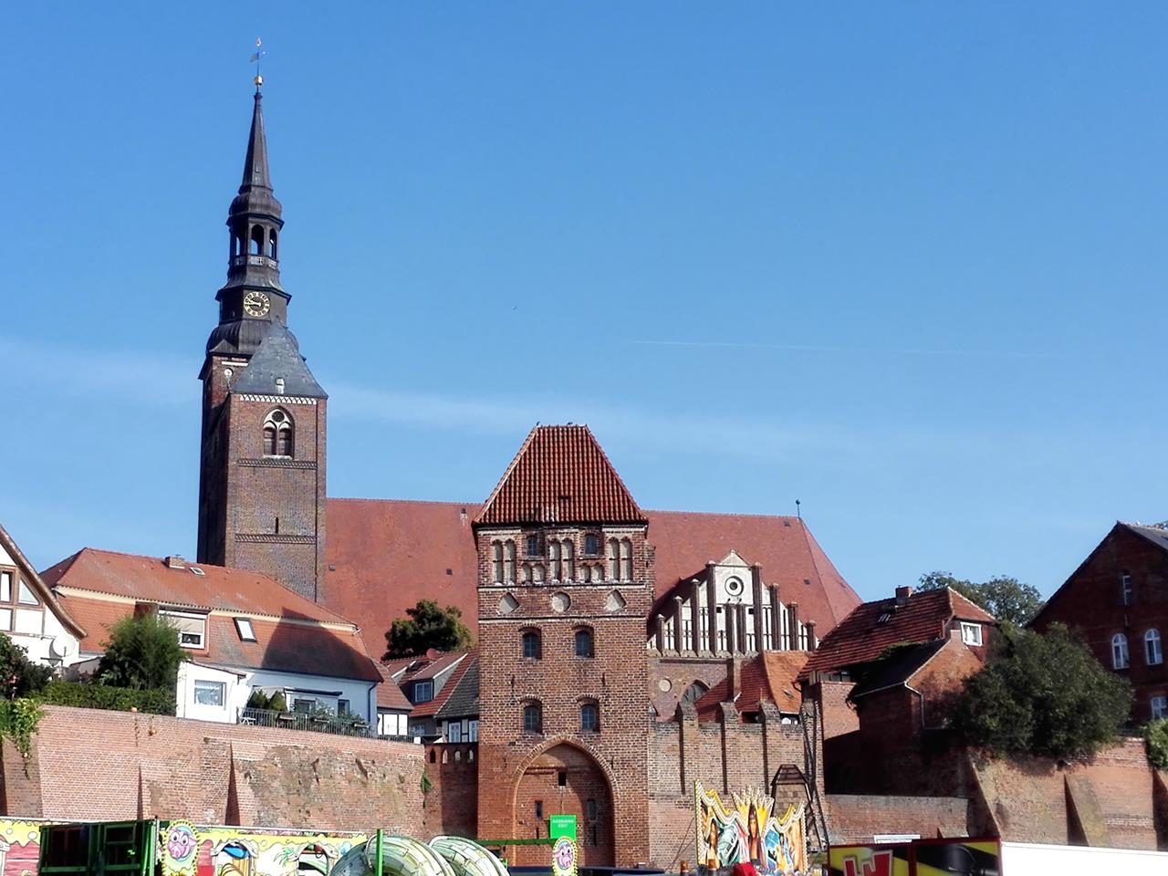 Kirche und Hafentor von Tangemründe