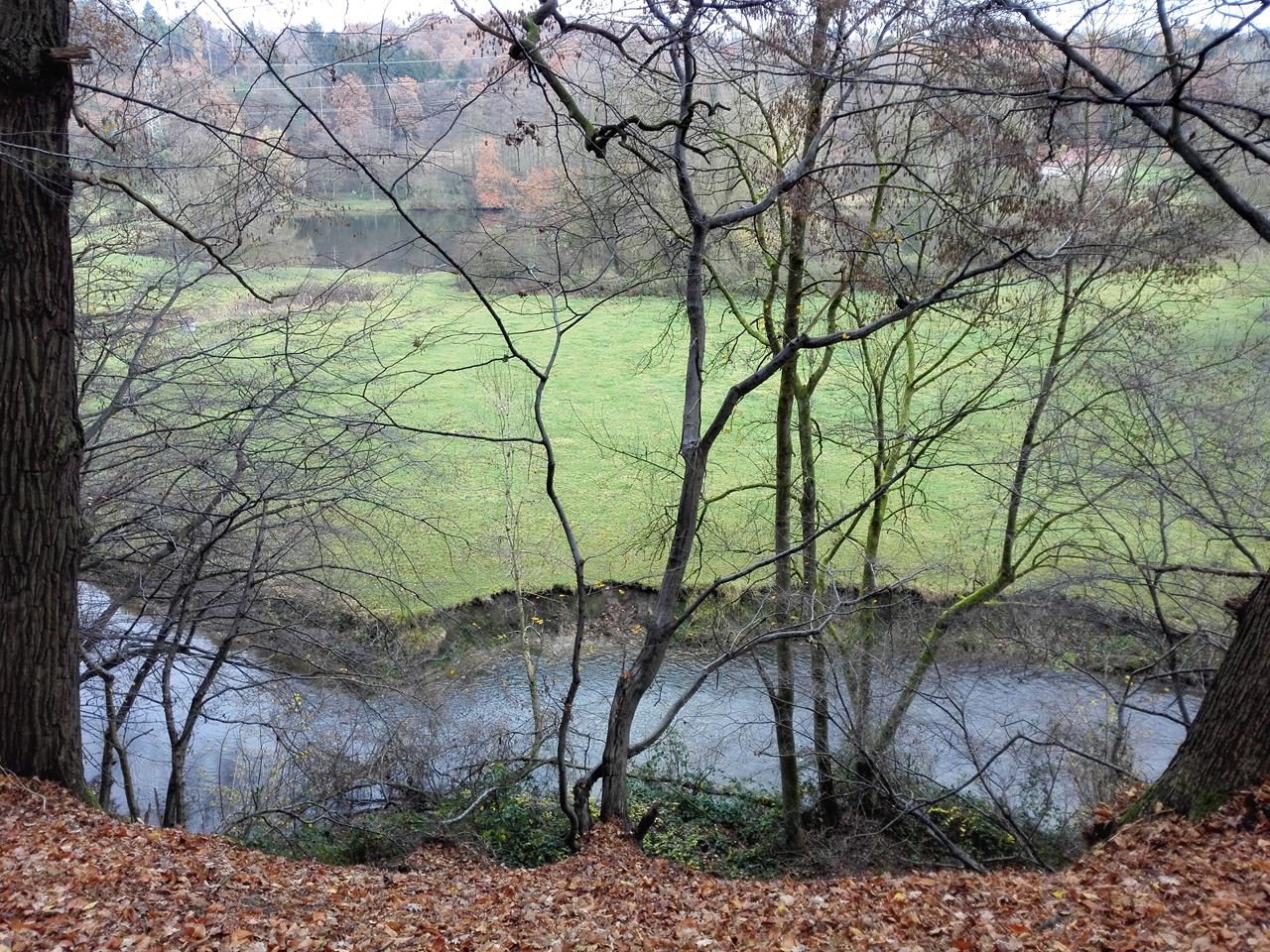 Die Wurm hat sich tief in den Talgrund eingegraben