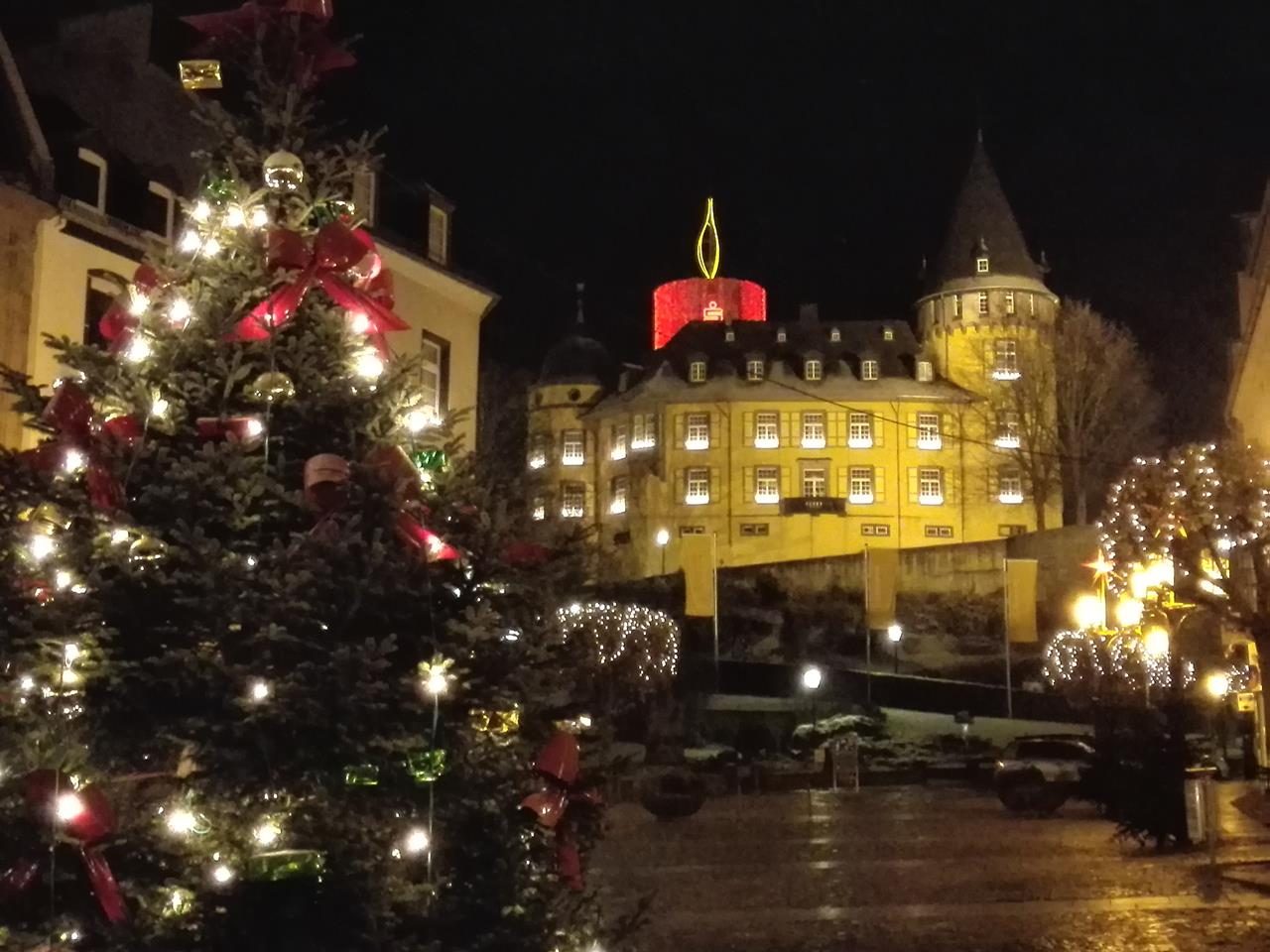 Blick vom Marktplatz zur illuminierten Genovevaburg