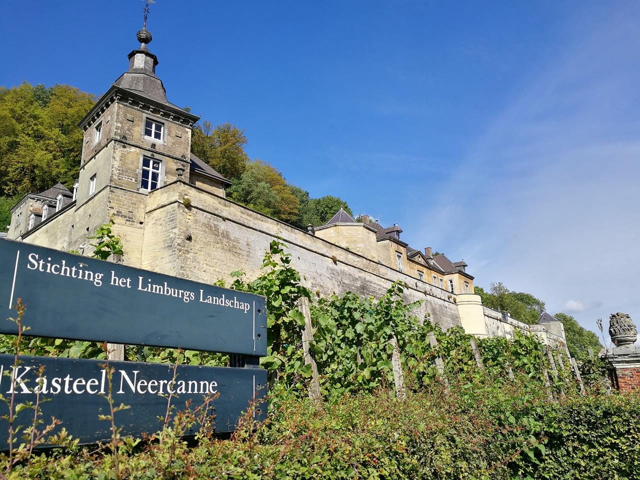 Am Schloss Neercanne